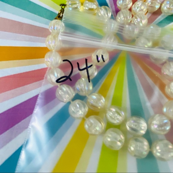 Vintage strand of iridescent lucite bead necklace - Picture 4 of 5